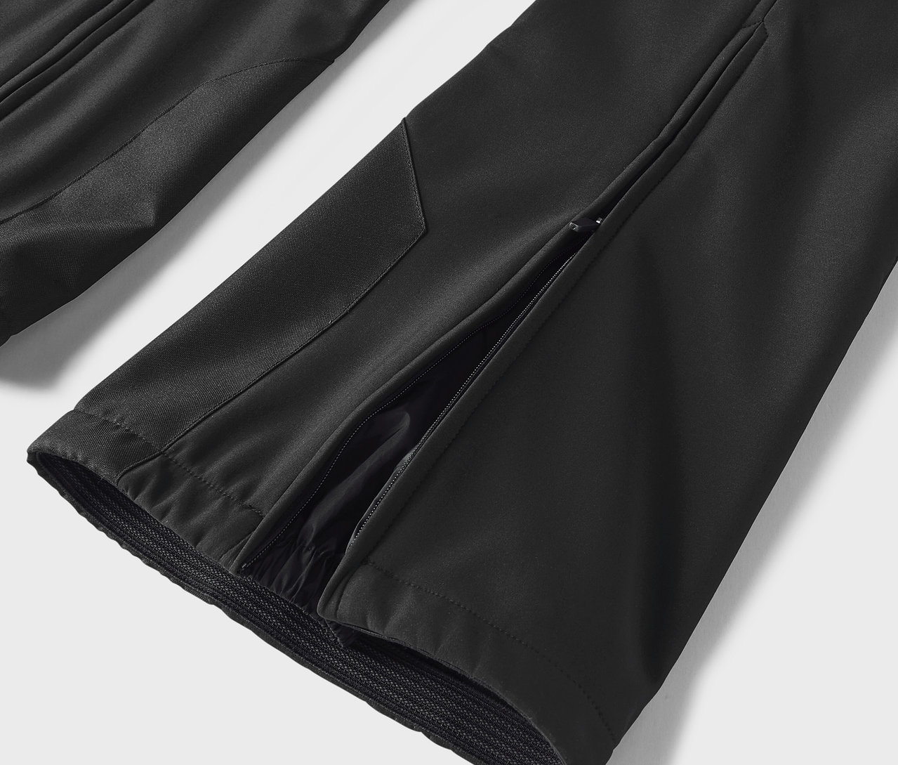 Detailaufnahme einer schwarzen Hose mit seitlichem Schlitz.