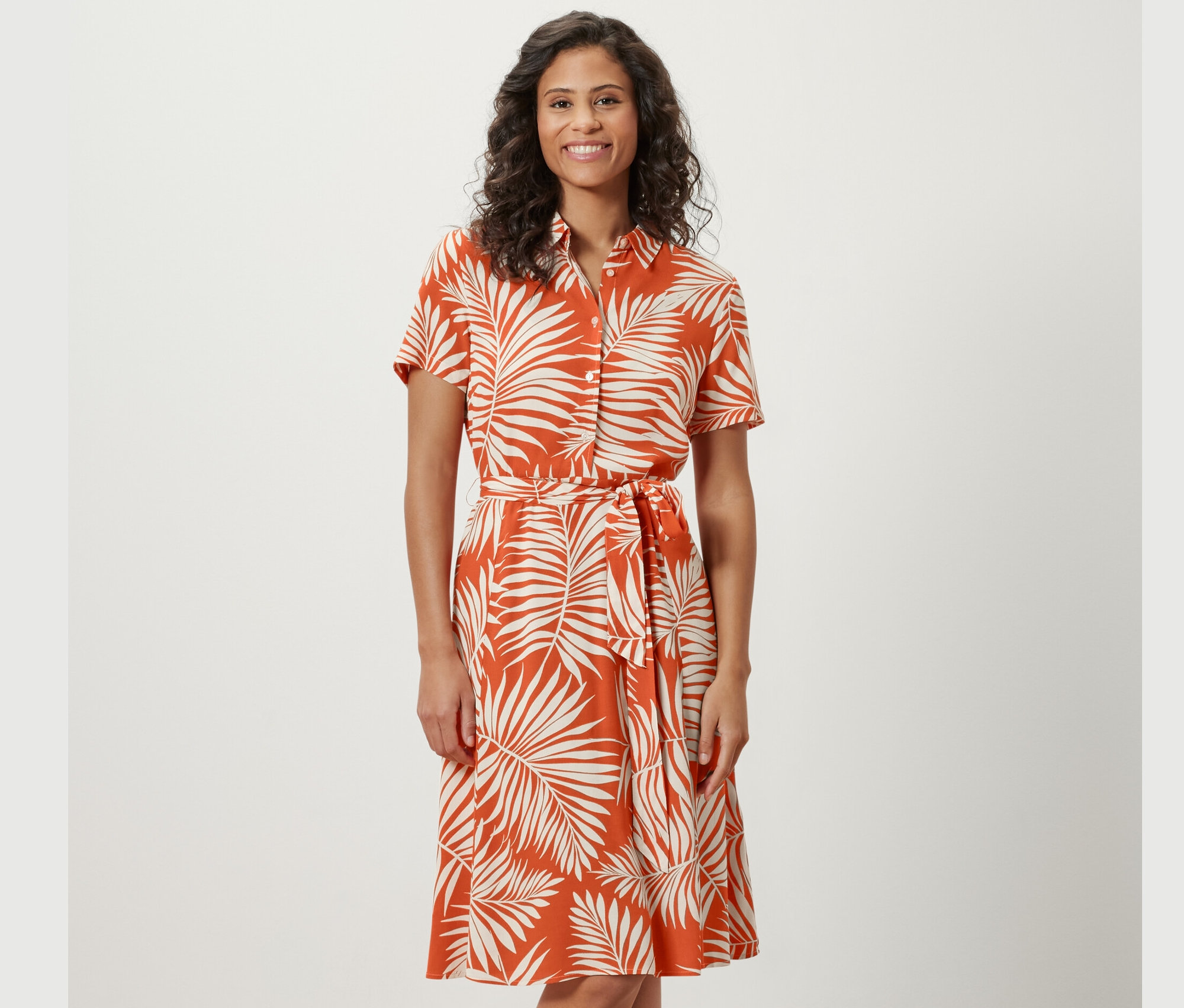 Frau trägt ein bedrucktes Hemdblusenkleid.