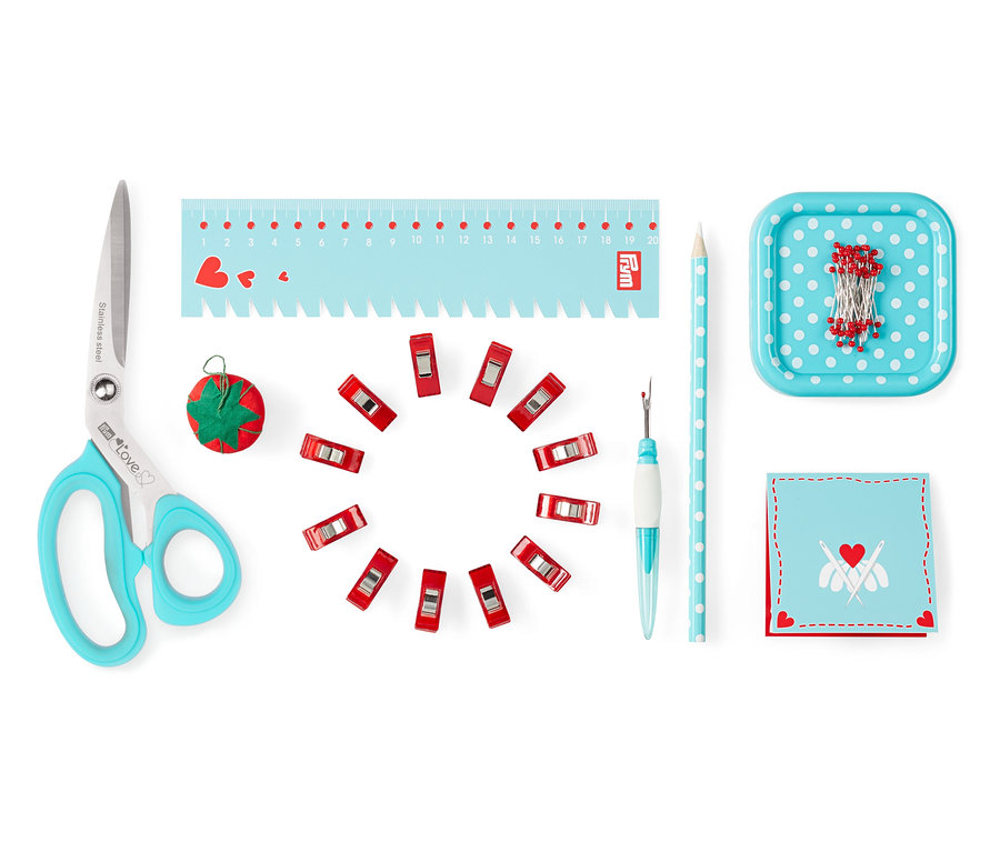 Schere, Stecknadeln, Maßband, Nahttrenner, Klemmen und andere Utensilien aus dem Prym Starter-Set Nähen »Love«.