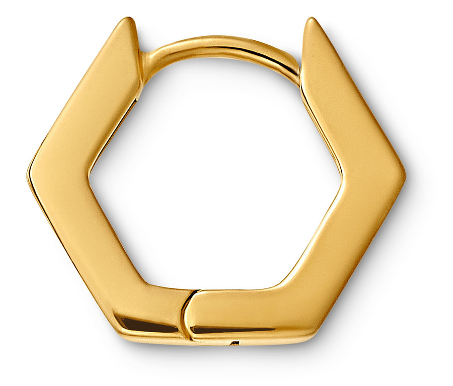 Detailaufnahme eines goldenen, sechseckigen Ohrrings.