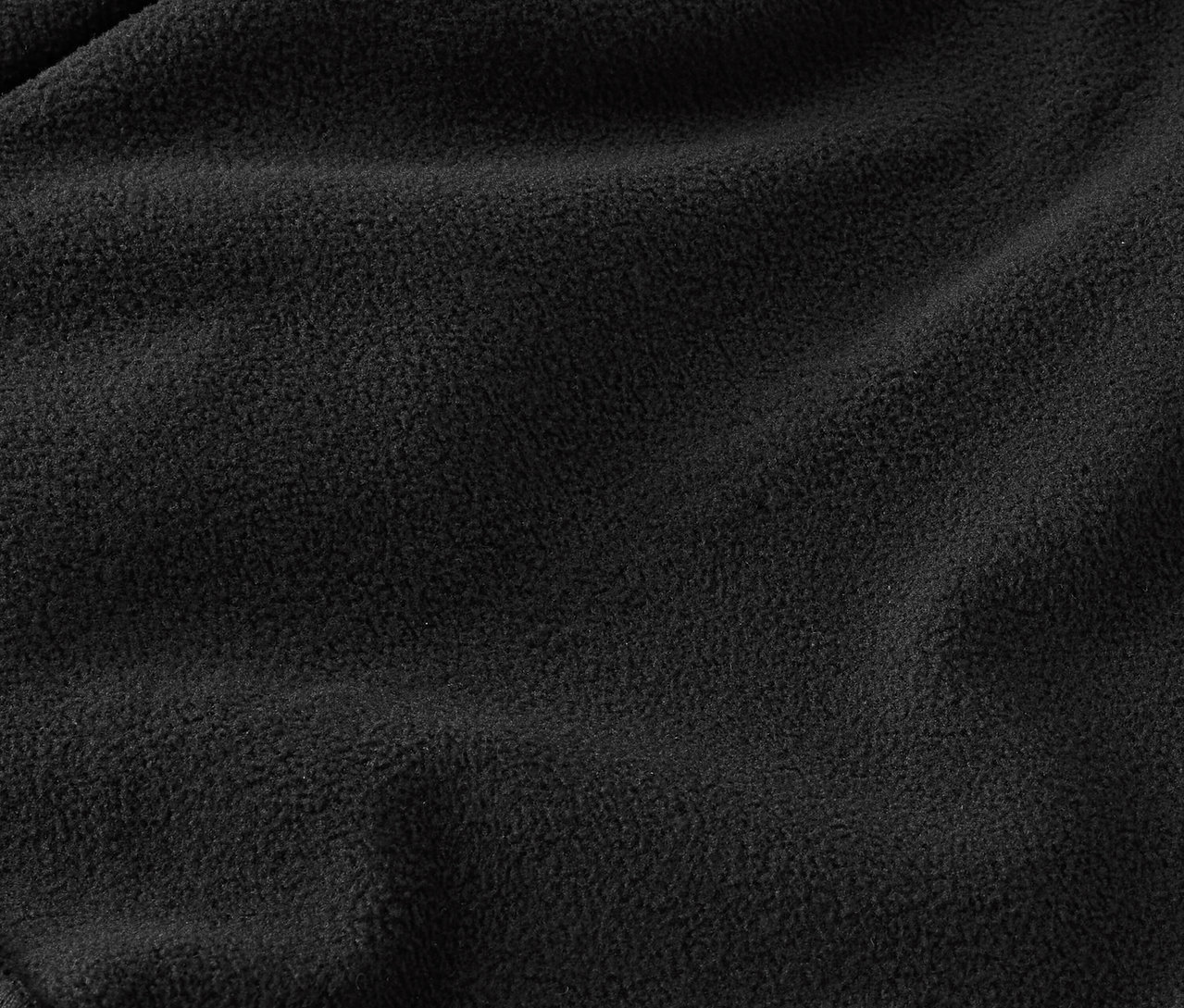 Detailaufnahme der Textur eines schwarzen Fleece-Stoffs.