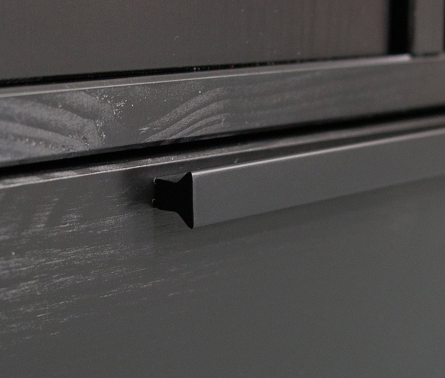 Detailansicht eines schwarzen Woood Schrank »Adam« aus Kiefer.