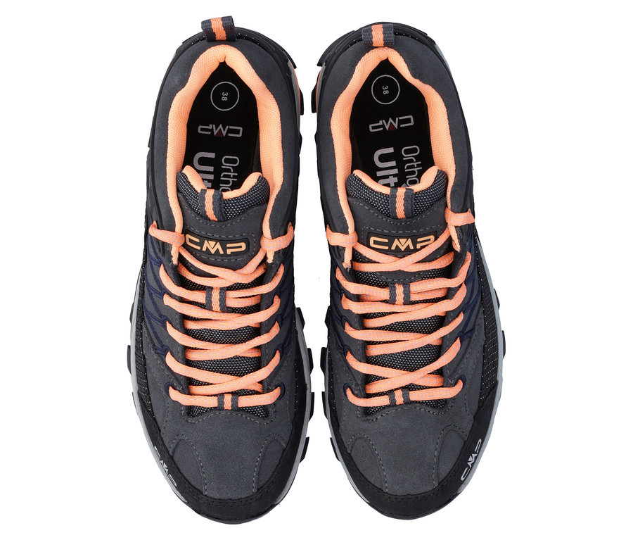 Ein Paar graue Wanderschuhe mit orangefarbenen Schnürsenkeln.