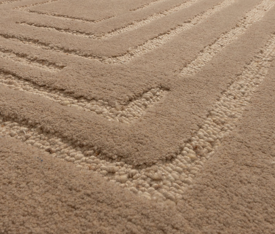 Detailaufnahme des sandfarbenen Woood Teppichs »Alicia« (170 x 240 cm) mit geometrischem Muster.