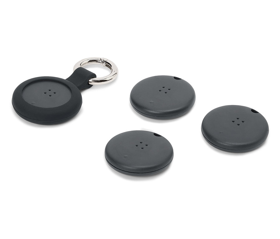 Vier schwarze Ortungsanhänger, einer mit Schlüsselring, auf weißem Hintergrund.