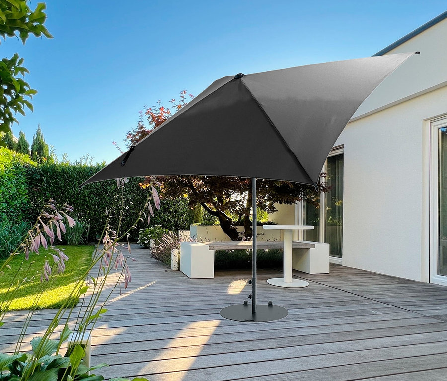 Auf einer Holzterrasse steht ein anthrazitfarbener Leco Marktschirm, 250 x 250 cm, inklusive Abdeckhaube.