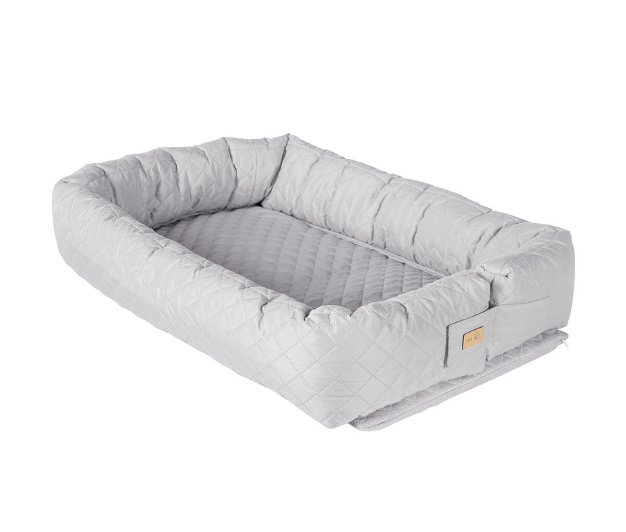 Graue Roba 3-in-1-Babylounge mit gestepptem Muster.
