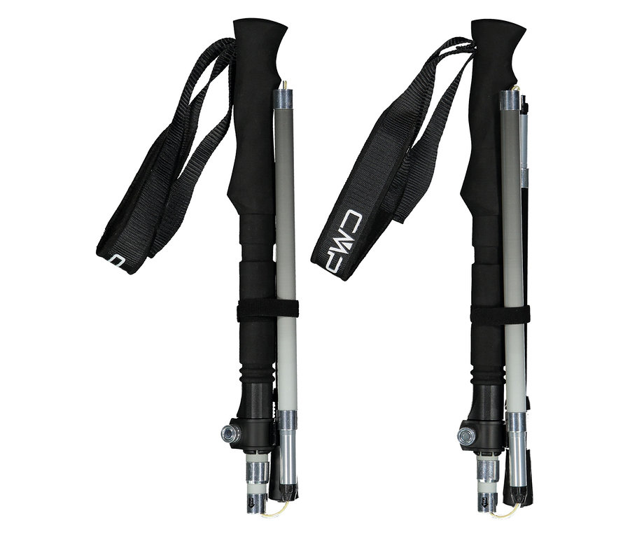 Zwei schwarze und graue Wanderstöcke mit der Aufschrift CMP stehen aufrecht vor einem weißen Hintergrund.