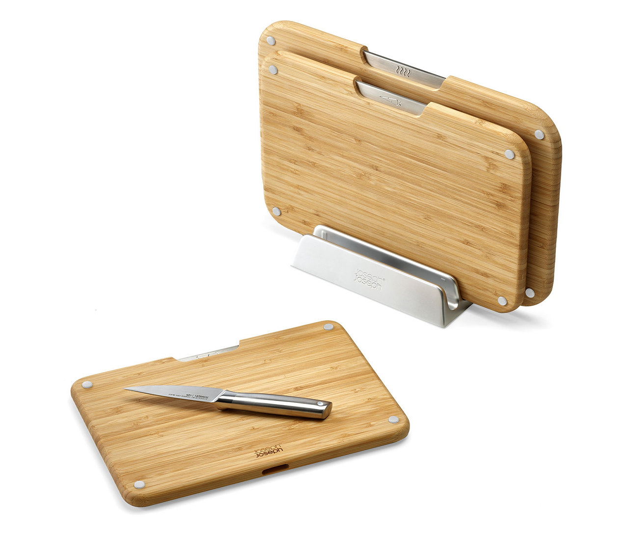 Drei Bambus-Schneidebretter mit einer Klinge liegen auf einem silbernen Ständer.