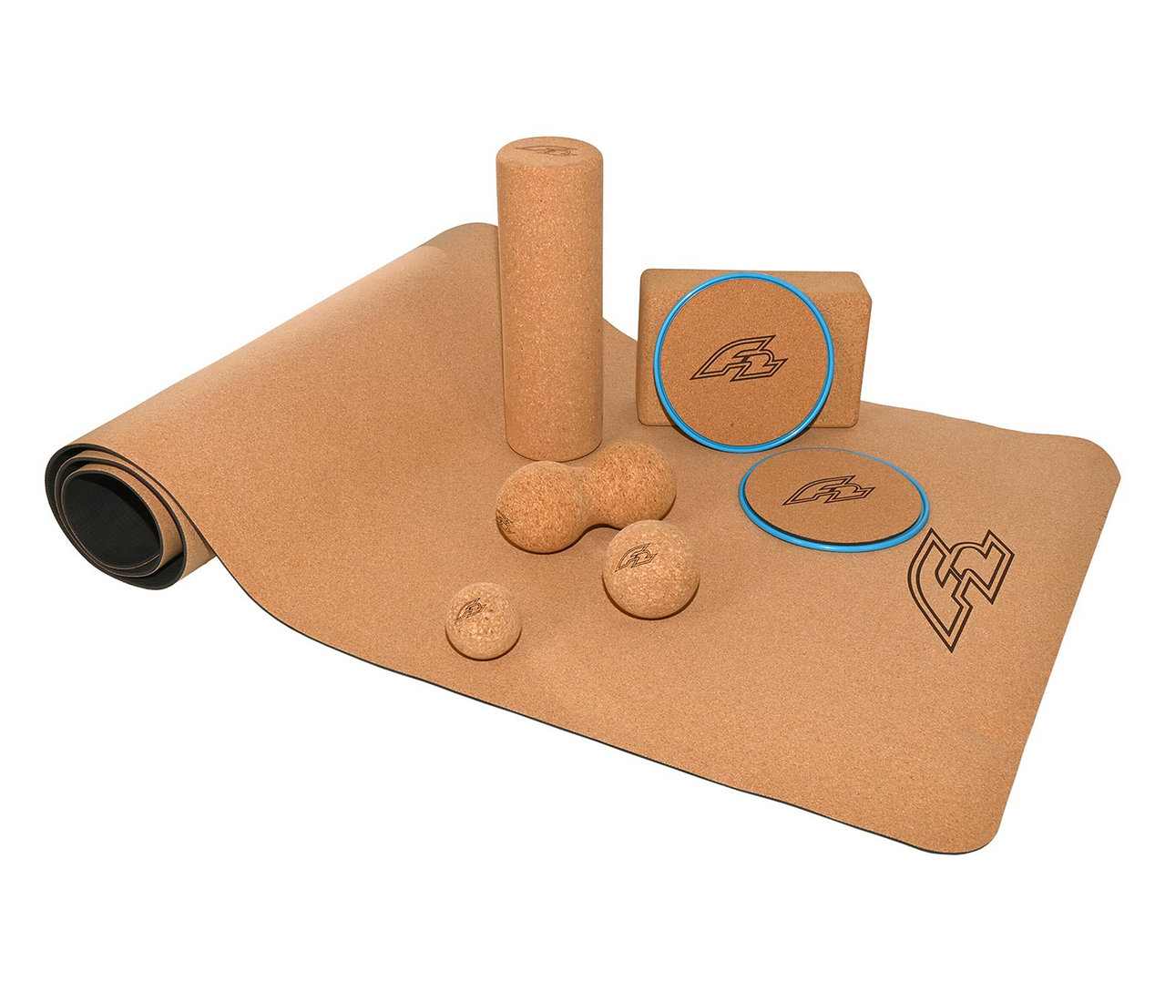 Auf einer Yogamatte liegt ein F2 Yoga Set, 8-teilig, mit Kork-Yogablöcken, Faszienrollen und Massagebällen.