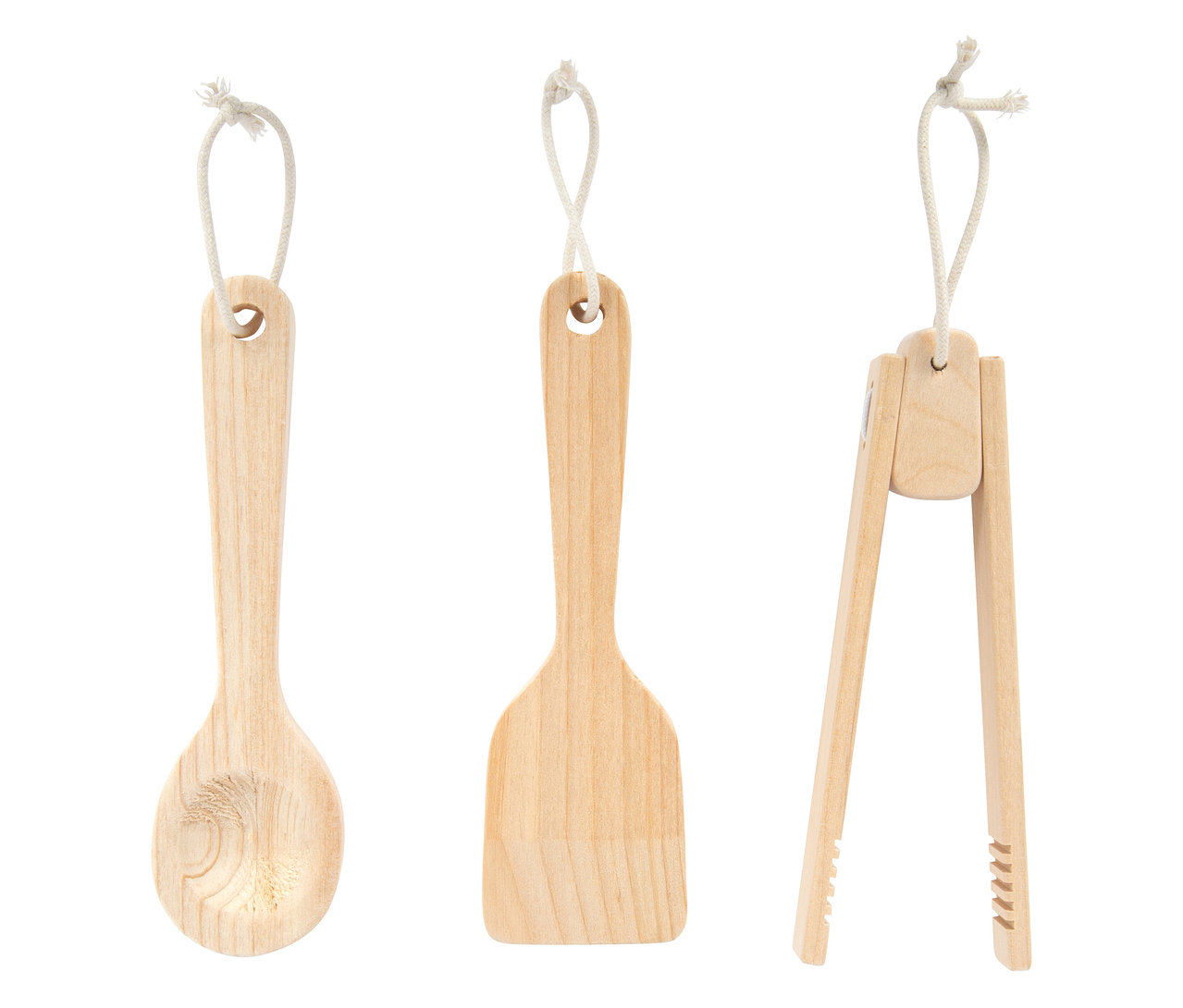 Drei Holzküchenutensilien, darunter ein Löffel, ein Pfannenwender und eine Zange, hängen vor einem weißen Hintergrund.