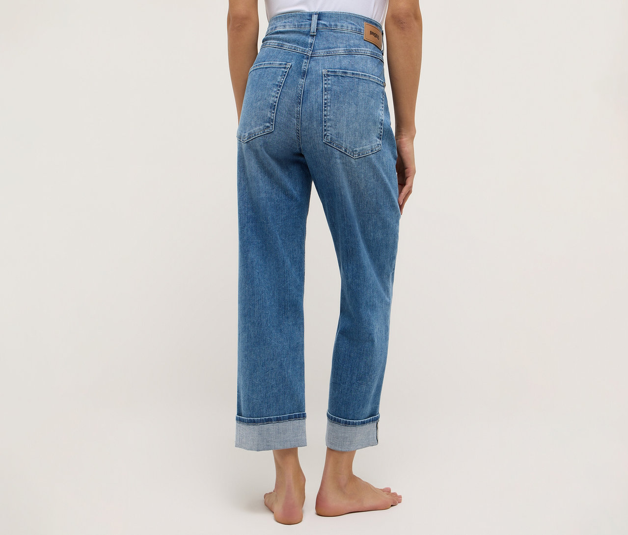 Rückansicht einer Frau, die Angels Denim »Liberta« trägt.