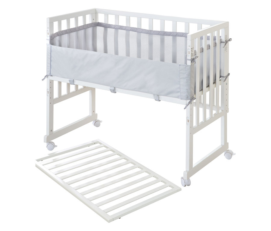 Weißes roba 3-in-1-Stuben-Beistellbett mit grauer Polsterung und herausgenommenem Lattenrost.