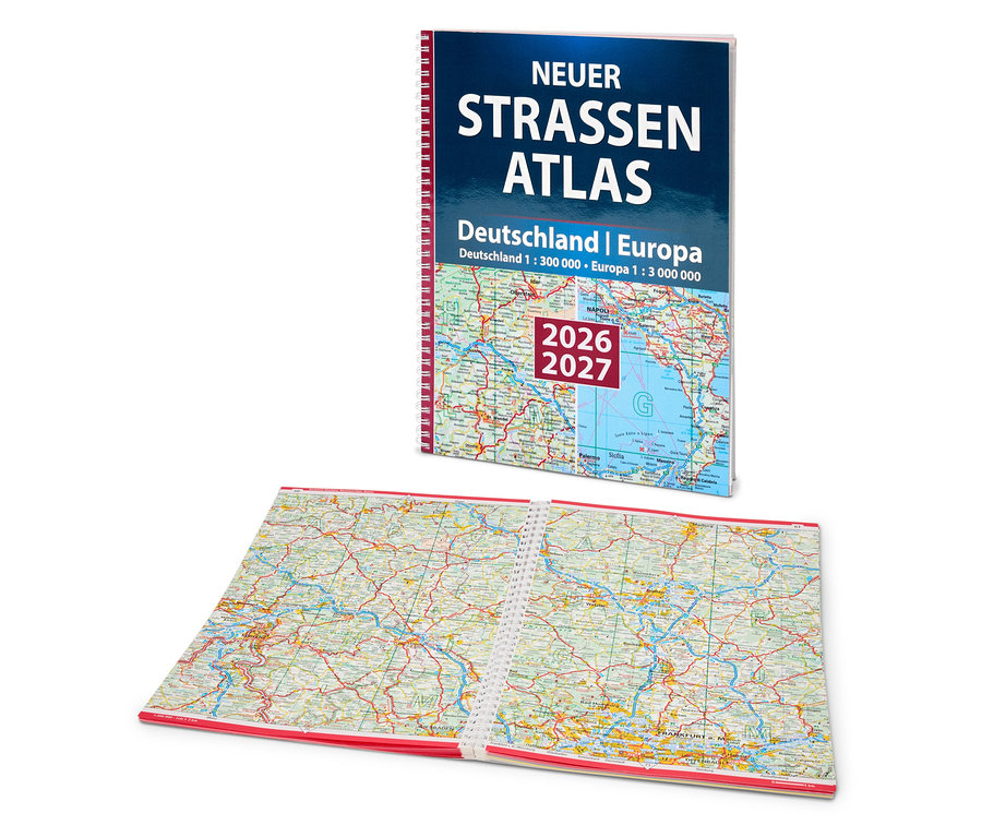 Ein neuer Strassenatlas Deutschland | Europa liegt aufgeschlagen auf einem Tisch.