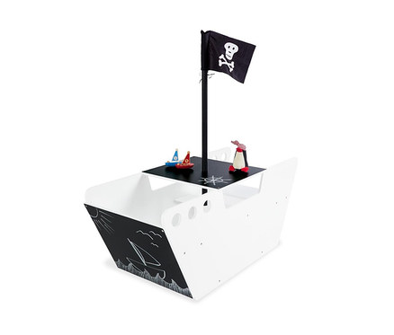 Weißes Pinolino Spielboot »Hoppetosse« Spielzeug mit schwarzer Piratenflagge, kleinen Holzbooten und einem Plüschpinguin.