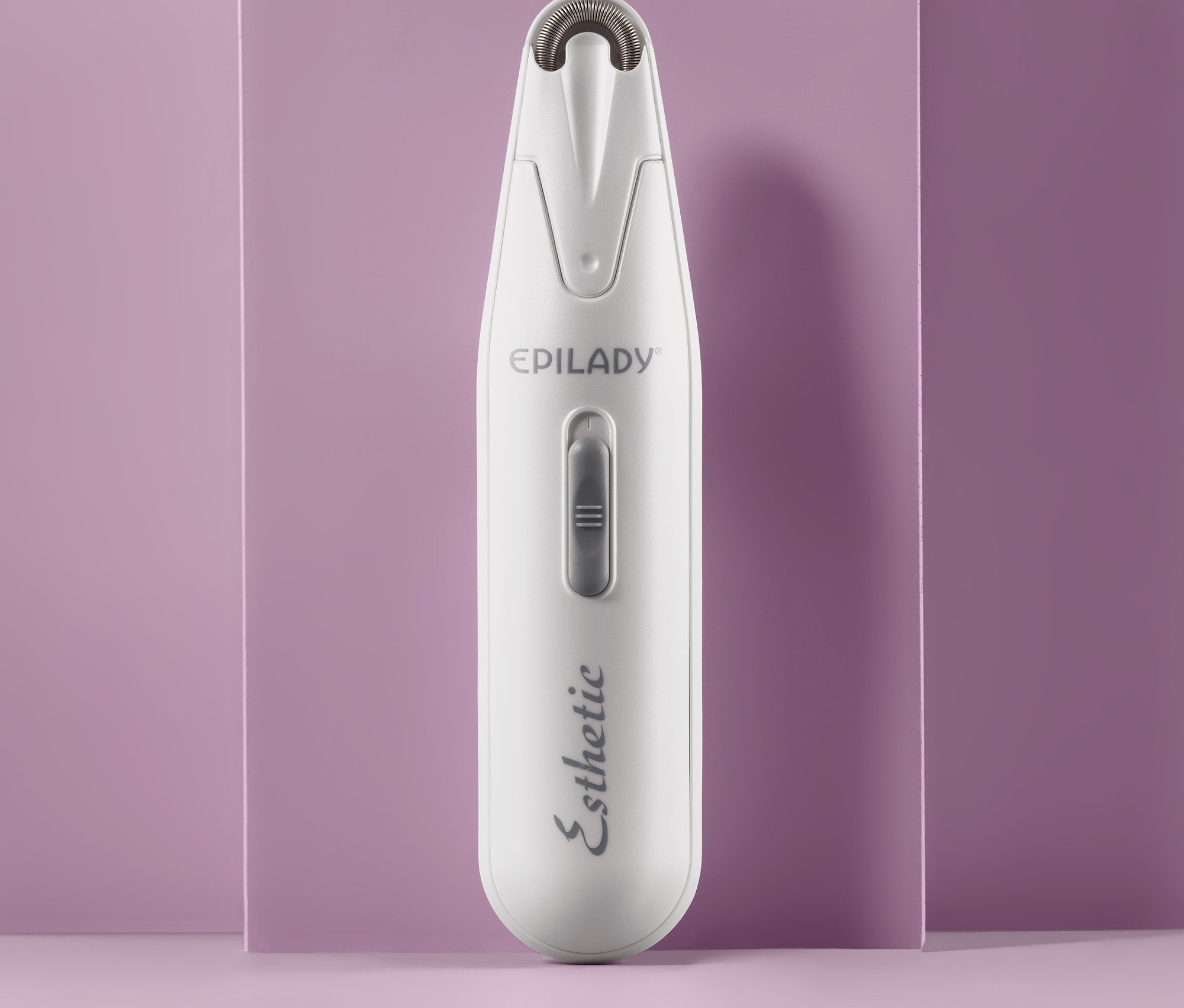 Ein weißer Epilady-Gesichtsepilierer steht auf einer lila Oberfläche.
