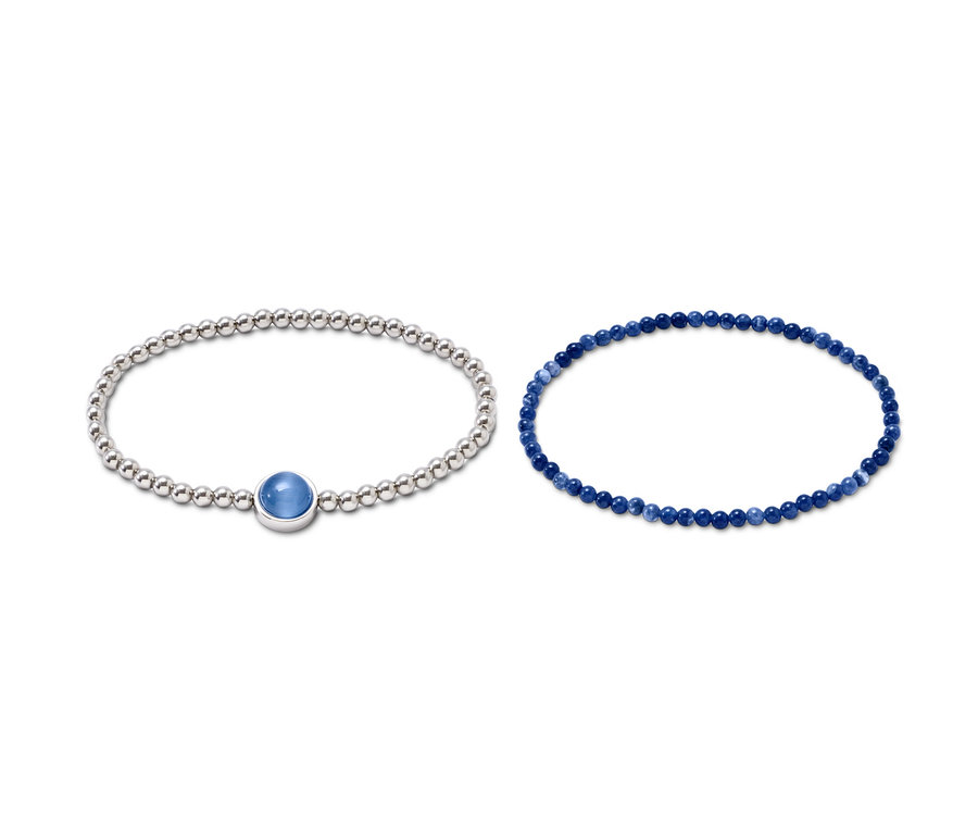 Zwei Armbänder: ein silbernes Perlenarmband mit einer blauen Perle und ein blaues Perlenarmband.