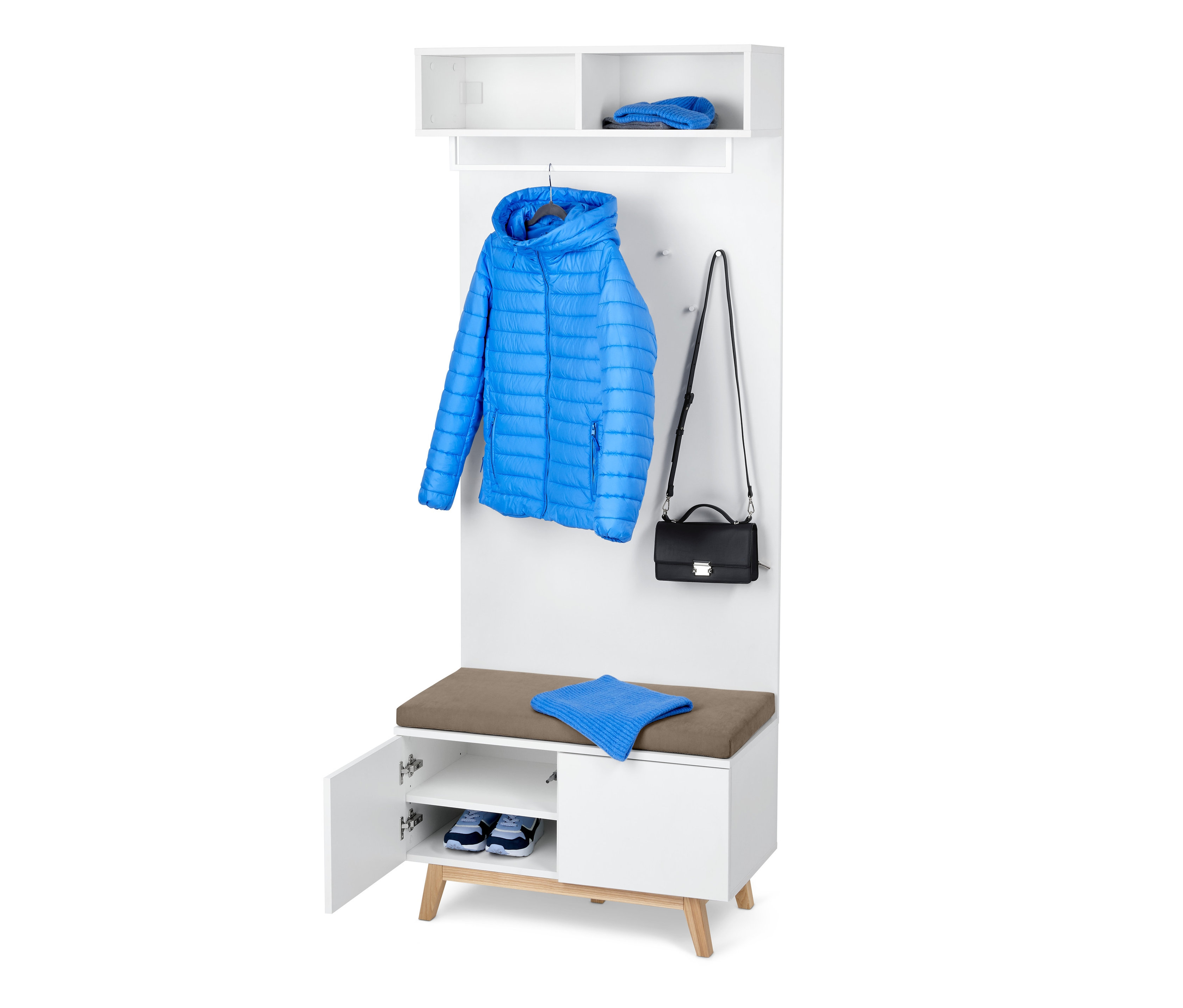 Garderobe mit Sitzbank mit blauer Jacke, schwarzer Handtasche und blauem Pullover.