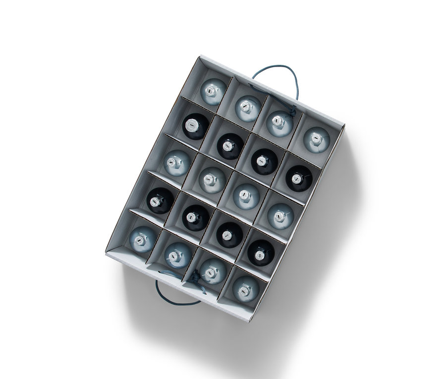 Geöffnete Weihnachtsdeko-Ordnungsbox mit schwarzen und blauen Weihnachtskugeln.