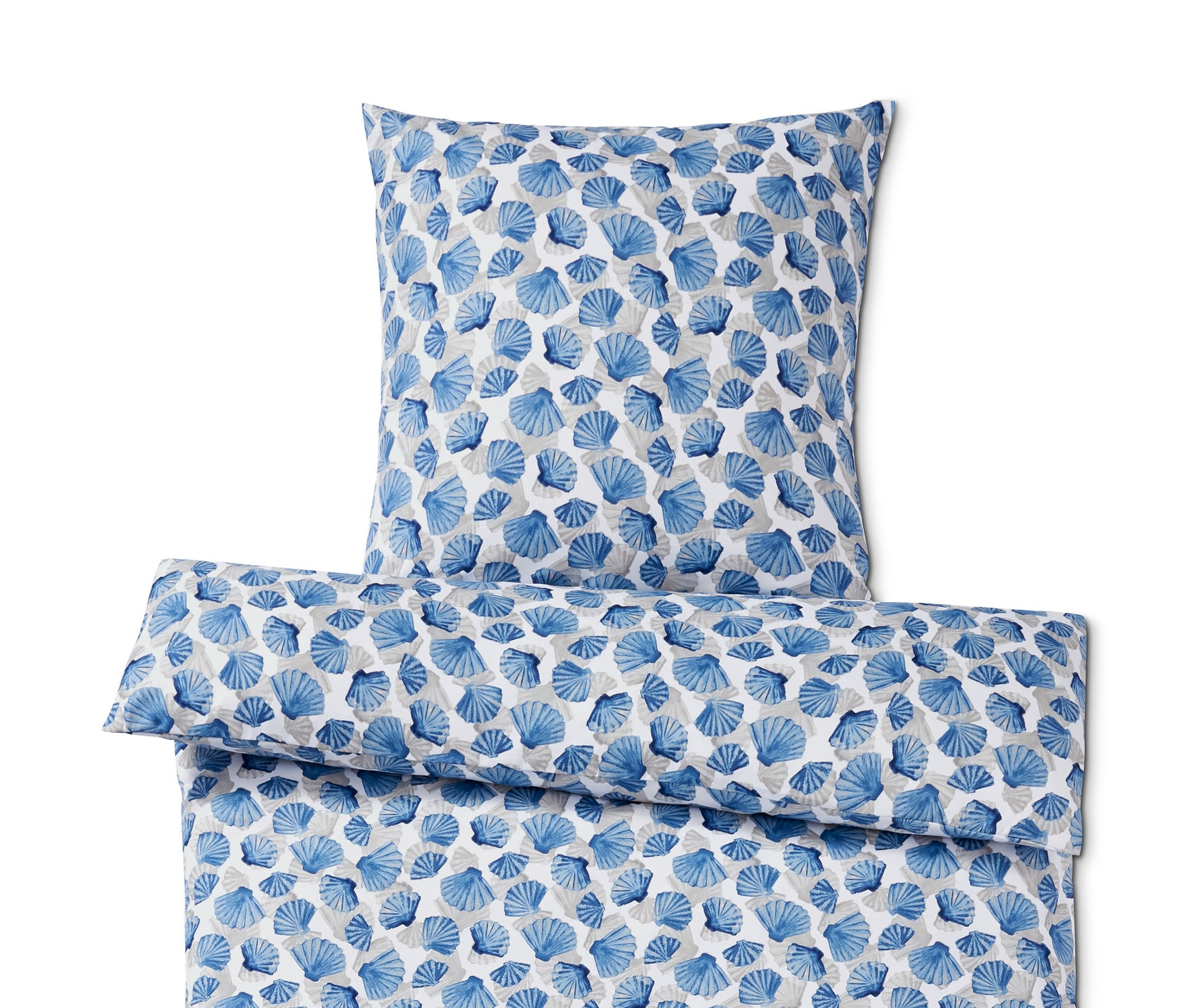 Ein Set Microfaser-Bettwäsche in Normalgröße mit blauem Muschelmuster.