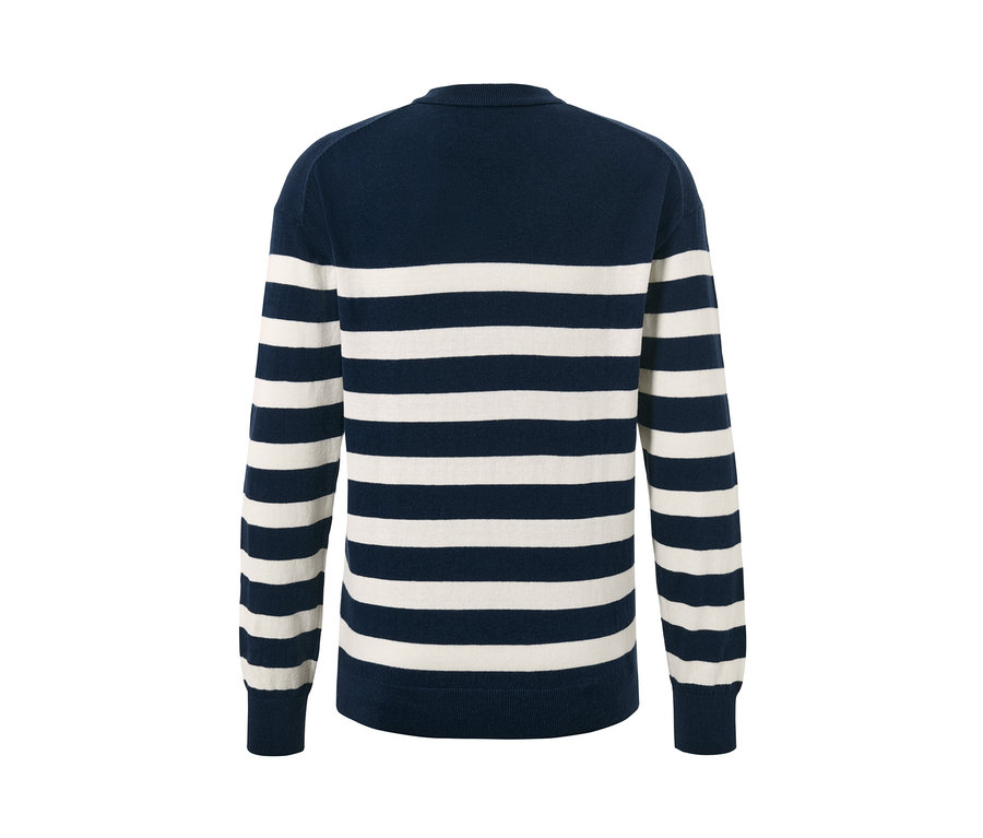Detailansicht eines dunkelblauen Pullovers mit Rundhalsausschnitt und horizontalen weißen Streifen.