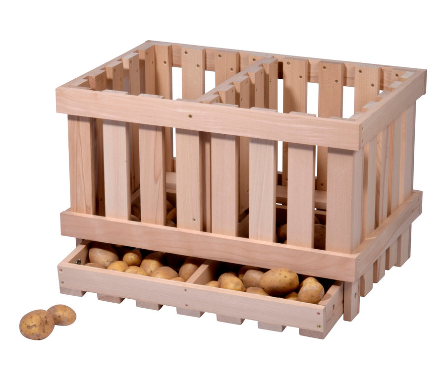 Holz Vorratsbehälter mit Kartoffeln.