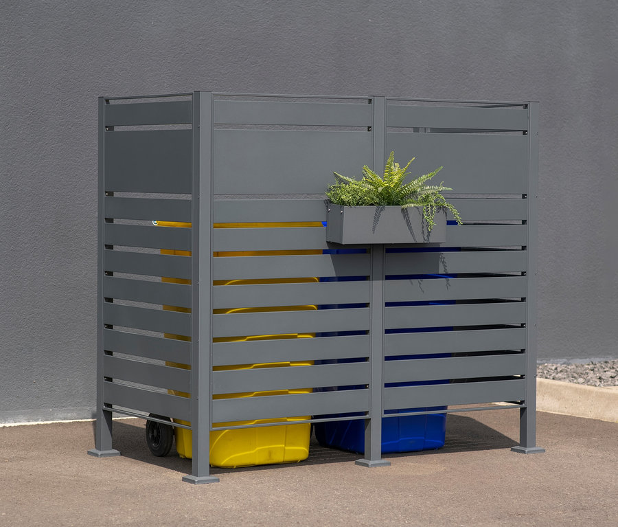 Mülltonnenbox mit blauen und gelben Behältern und einem grauen Blumenkasten aus Stahl.