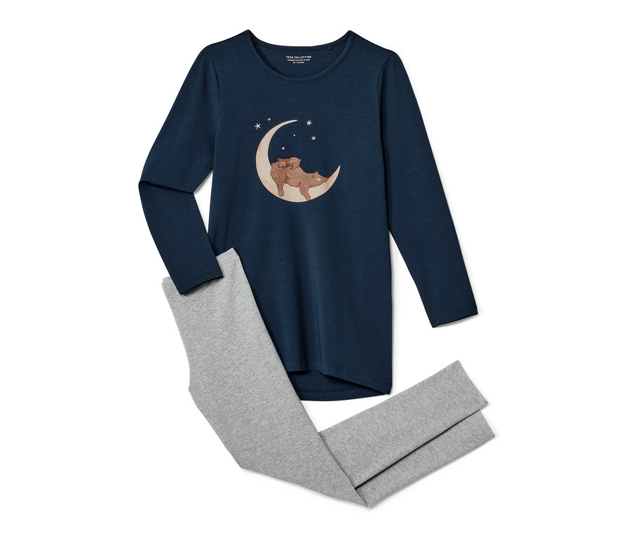 Ein dunkelblauer Kinder-Pyjama mit einem Motiv von Bären, die auf dem Mond liegen, und graue Leggings.