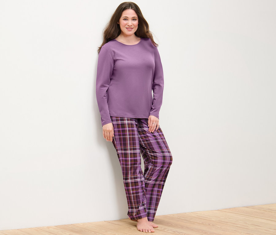 Frau posiert in einem Pyjama.