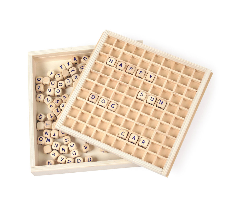 small foot Wörter legen »Educate« Holzspielzeug mit Buchstabenwürfeln in Holzkiste, die Wörter bilden.