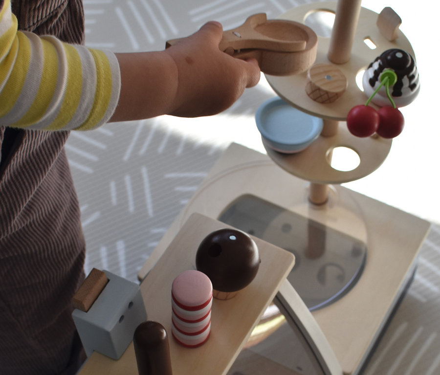 Ein Kind spielt mit dem small foot Eistheke »fresh«.