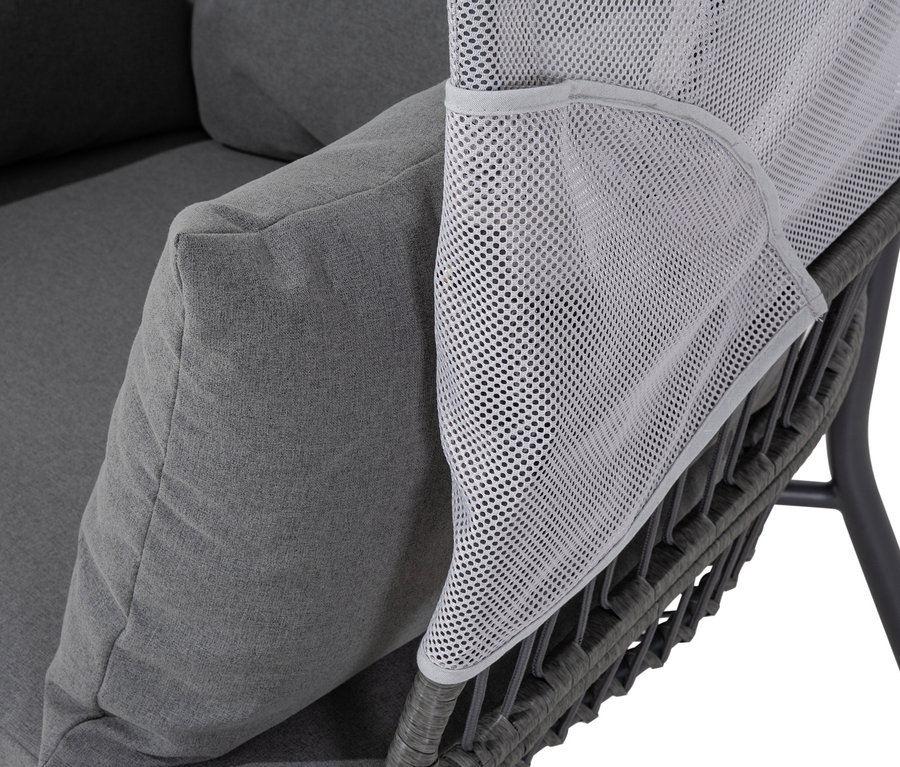 Detailansicht eines grauen Leco Sessels mit Hocker und Kissen.