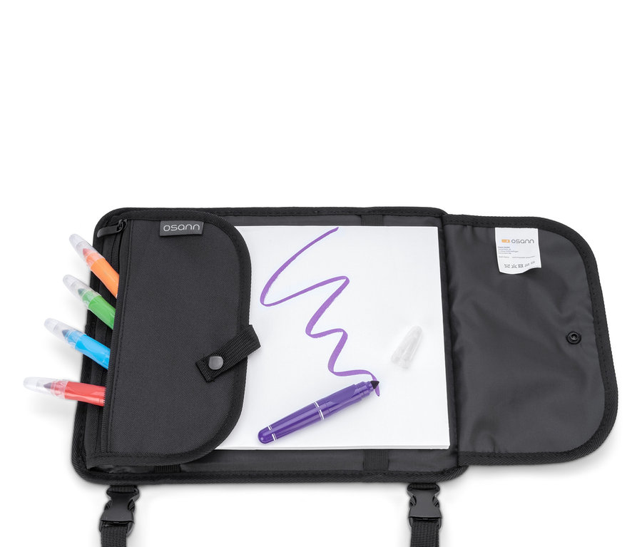 Schwarzer Osann Kindersitz »Junior Isofix Gurtfix« mit Mal- und Reisetablett, mit bunten Stiften und einer lila Zeichnung auf Papier.