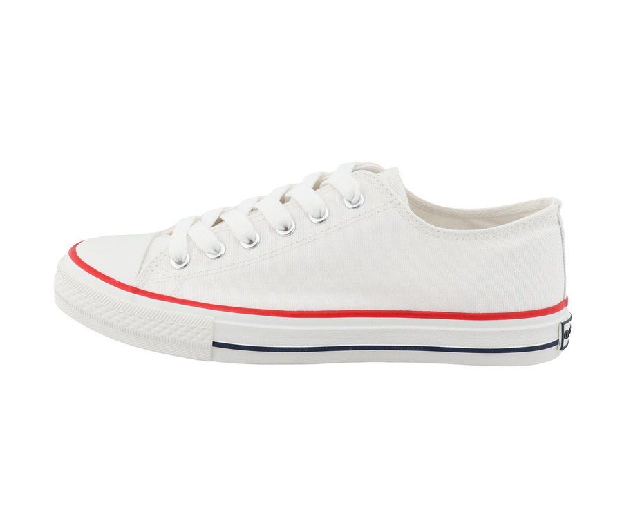 Detailansicht eines weißen Tom Tailor Sneaker aus Textil mit roten und blauen Streifen.