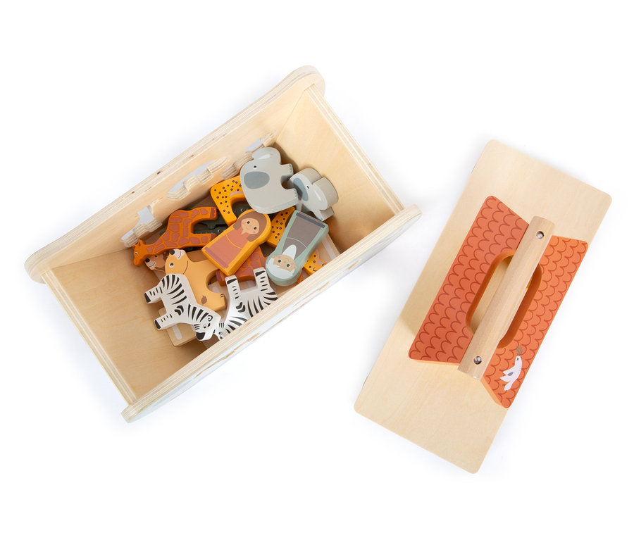 Holzkiste mit Tierfiguren und Figuren aus dem »Arche Noah Safari« Steckspiel.