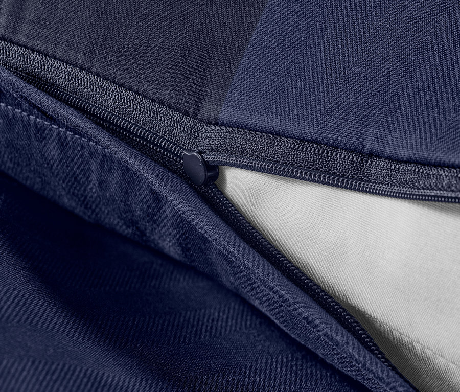 Detailansicht von blauer Edelflanell-Bettwäsche mit Reißverschluss.