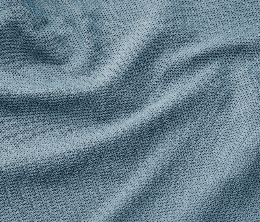 Detailaufnahme einer blauen Regenjacke.