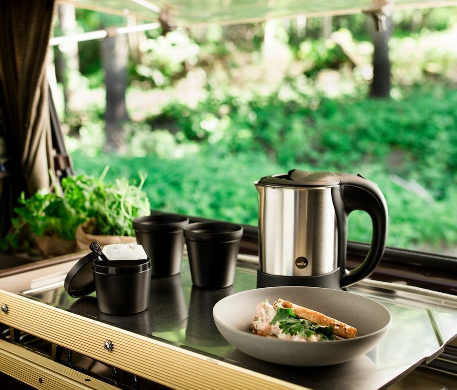 Auf einer Arbeitsfläche steht ein Wilfa Wasserkocher TRAVEL »TK-1000« neben einer Schale mit Essen.