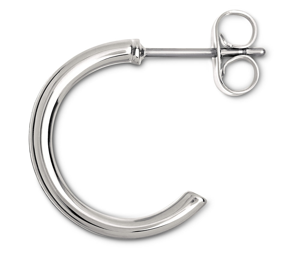 Detailaufnahme eines silbernen Creolen-Ohrrings.