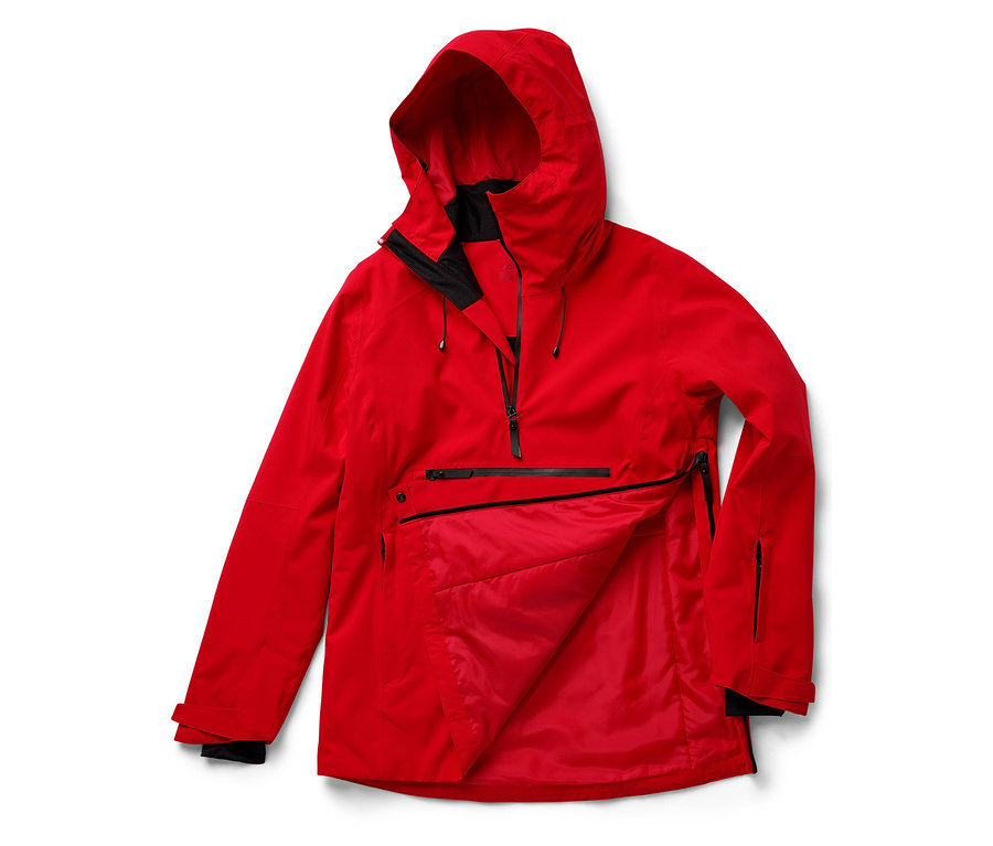 Eine rote Anorak-Jacke mit Kapuze hat eine Reißverschlusstasche auf der Brust.