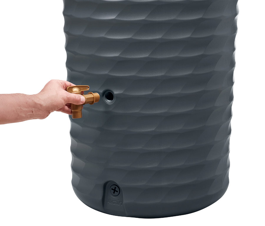 Eine Hand montiert einen Messinghahn an einem grauen Garantia 2-in-1-Regentonne-Komplett-Set, ca. 230 l.