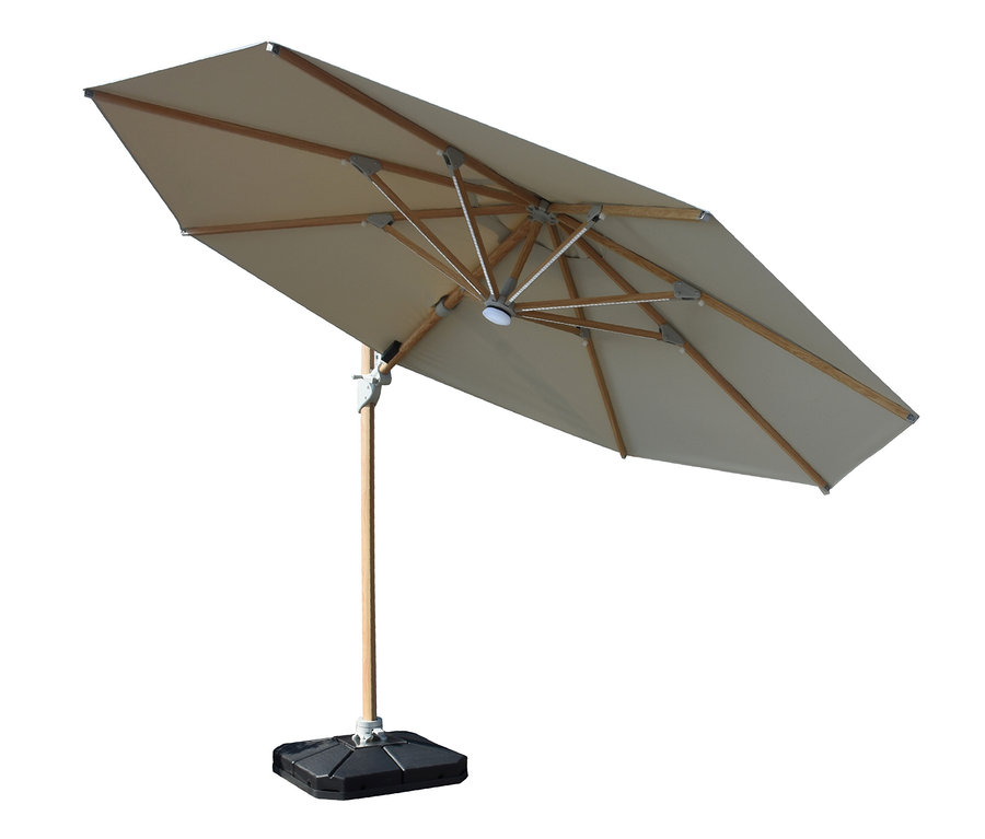 Beiger Leco LED-Ampelschirm, ca. 350 cm, mit Holzkonstruktion und schwarzem Sockel.