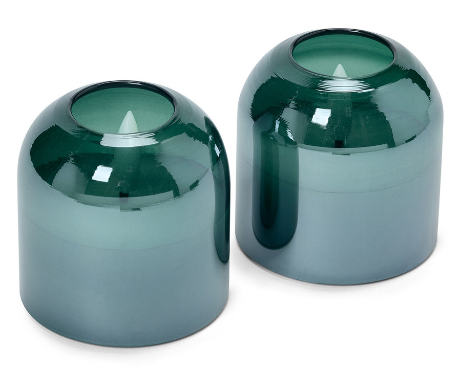 Zwei blaue und grüne Glas Kerzen auf einem weißen Hintergrund.