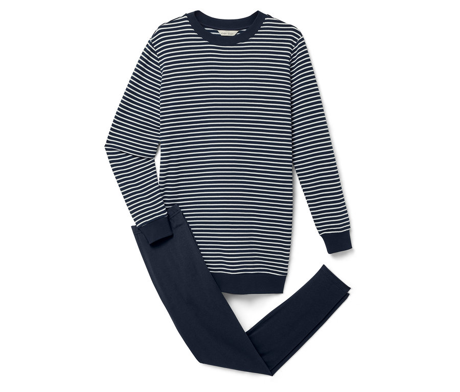 Gestreiftes Langarmshirt und marineblaue Hose auf weißem Hintergrund.