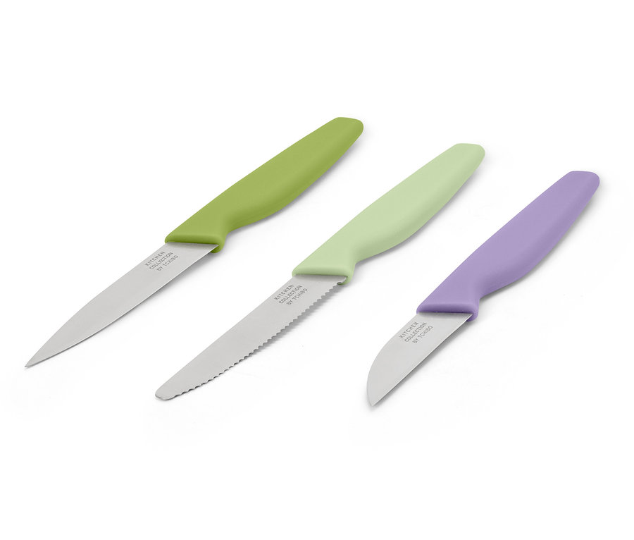 Drei Messer mit farbigen Griffen liegen auf einem weißen Hintergrund.