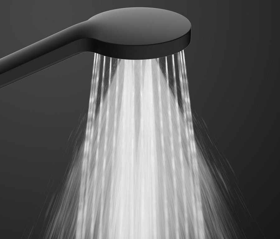 Wasser fließt aus einem schwarzen Überkopfbrause-Set »Madura Fresh«.