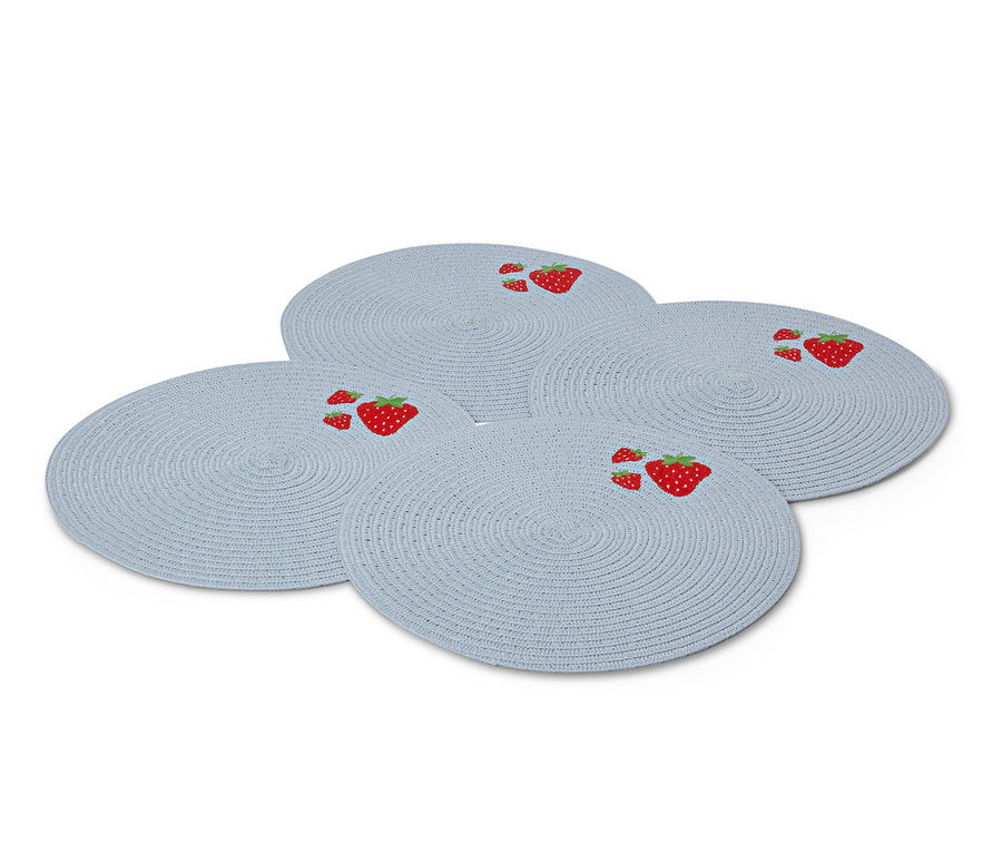 Vier hellblaue Platzsets mit Erdbeermotiven.