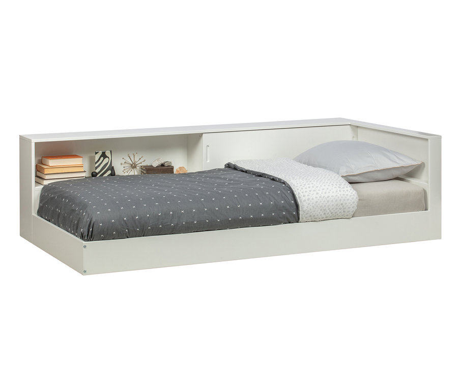 Weißes Woood Bett »Connect« mit Büchern und Dekorationen im Regal.