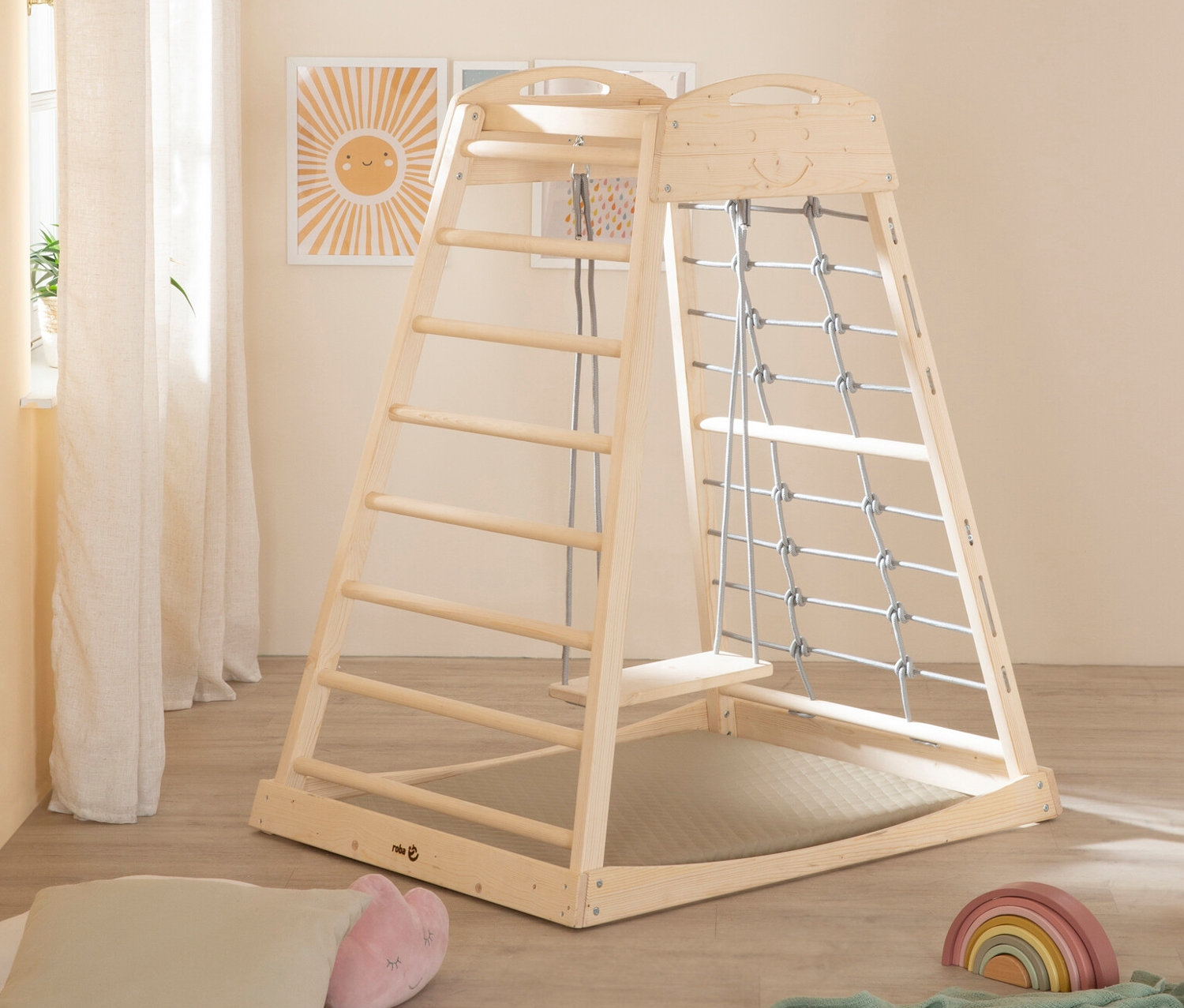 Helles Kinderzimmer mit roba Indoor-Spielturm aus Holz mit Sprossenwand und Kletternetz.