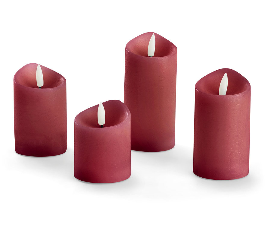 Vier rote LED-Kerzen unterschiedlicher Höhe auf weißem Hintergrund.